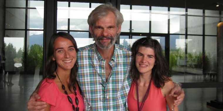 Victoria Arias, el artista Martín Villalonga y y su hija Paloma.