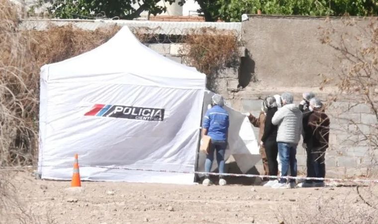 Familiares del jubilado se acercaron al lugar para reconocer el cuerpo