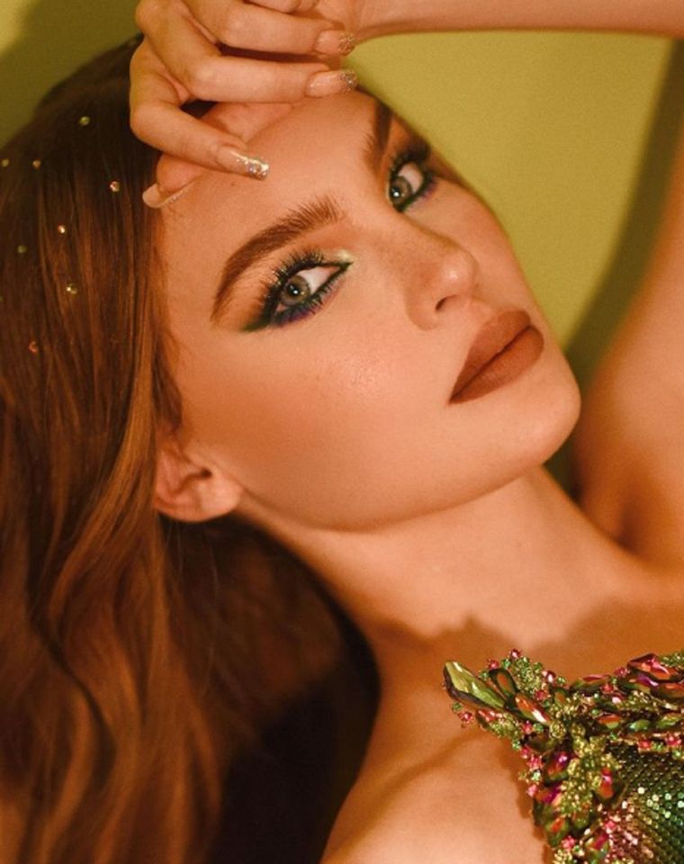 Belinda conquistó a sus fans con una hechizante pijama de dragón