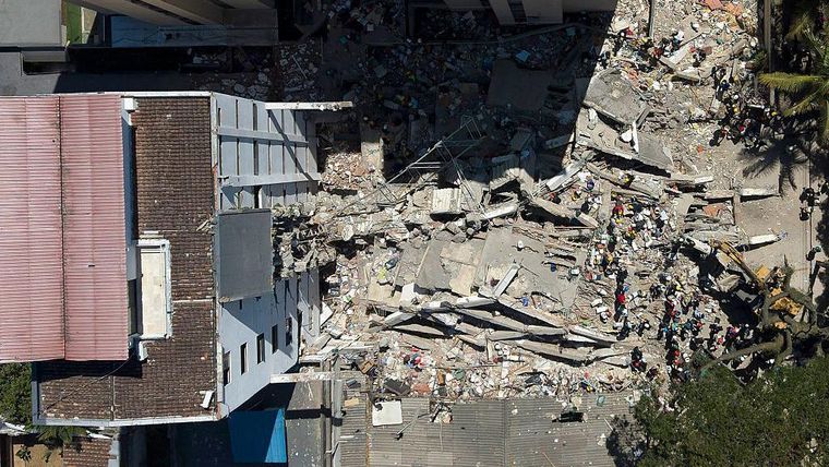 El niño Martín está atrapado bajo los escombros de este edificio.