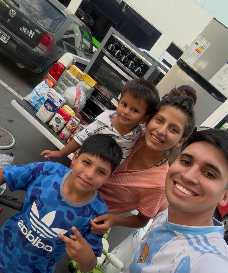 Jorgito junto a Maia, su hermanito, y el pequeño Noah después de haberles hecho una nueva donación. Jorgito junto a Maia, su hermanito, y el pequeño Noah después de haberles hecho una nueva donación.
