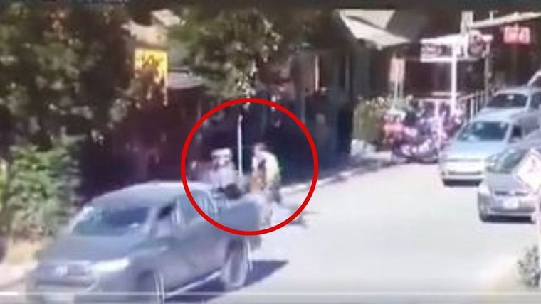 Brutal agresión policial a dos jóvenes Foto: captura de video