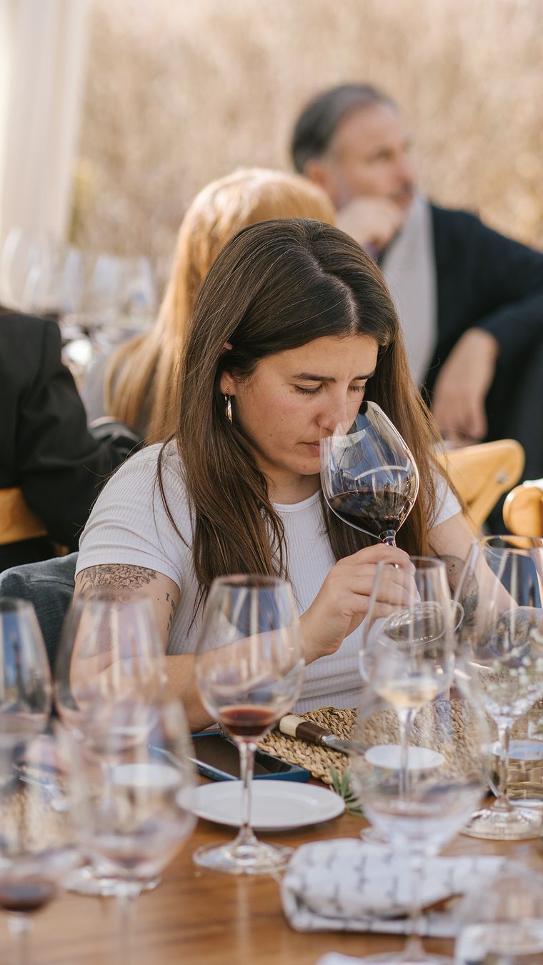 Cami Cerezo, muy concentrada degustando el nuevo vino. Cami Cerezo, muy concentrada degustando el nuevo vino.