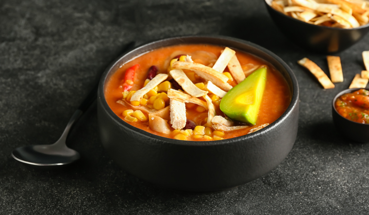 La receta original de la sopa de tortilla se remonta al M&eacute;xico prehisp&aacute;nico, cuando las tortillas eran un alimento b&aacute;sico y se aprovechaban incluso cuando se endurec&iacute;an.