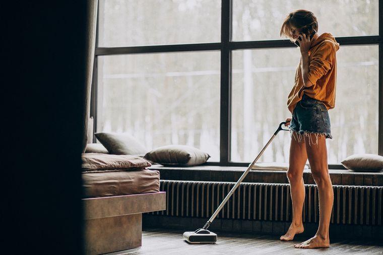 La aspiradora ayuda a retirar la suciedad superficial Foto: Freepik