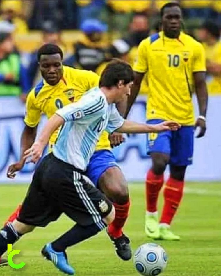 Otros tiempos: Carlos Tenorio disputando una pelota con Lionel Messi. Otros tiempos: Carlos Tenorio disputando una pelota con Lionel Messi.