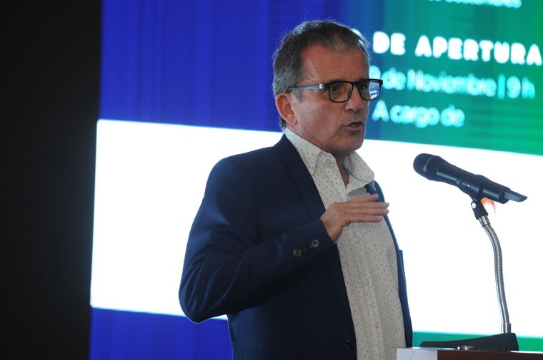 Javier Oyhenart, presidente del Colegio de Agrimensura de Mendoza. Javier Oyhenart, presidente del Colegio de Agrimensura de Mendoza.