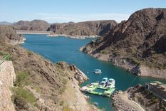 Cruzaron el río con las bicicletas a la par y el agua casi a la altura de las rodillas, y al llegar a la margen opuesta se volvieron, río arriba, hasta un sauce que habían observado desde el lado de enfrente. Foto: Gentileza: Blogspot.