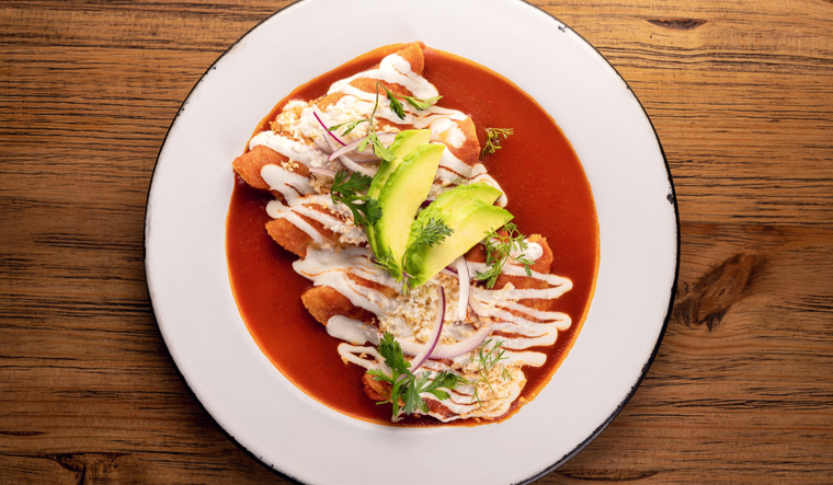 La receta de enchiladas rojas var&iacute;a seg&uacute;n la regi&oacute;n de M&eacute;xico, cambiando los tipos de chile utilizados, lo que hace que cada receta tenga un sabor &uacute;nico y caracter&iacute;stico.