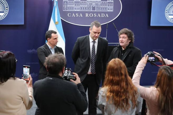 Javier Lanari con Javier Milei y Manuel Adorni