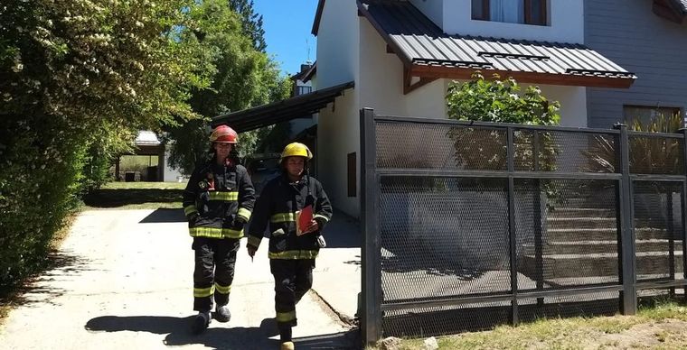El equipo de bomberos encontró comida calcinada en el interior del horno