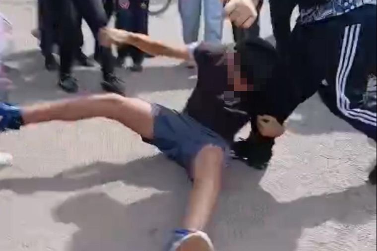 Uno de los estudiantes durante una pelea a las afueras de la escuela en Las Heras. 