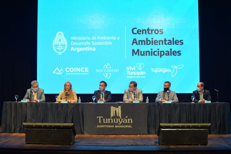 Panel con todos los funcionarios. Foto: Cortesía: Prensa de Anabel Sagasti