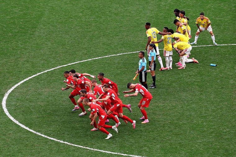 Suiza celebra su paso a cuartos de final en los penales sobre Colombia.