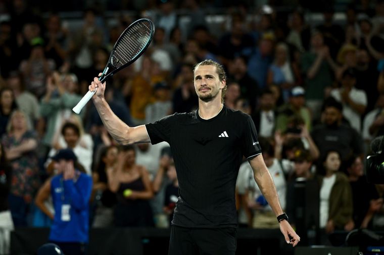 Alexander Zverev, actual subcampeón del torneo y número 3 del mundo, venció a Cameron Norrie por 7-5, 4-6, 6-3 y 6-1 en la tercera ronda del Australian Open. Alexander Zverev, actual subcampeón del torneo y número 3 del mundo, venció a Cameron Norrie por 7-5, 4-6, 6-3 y 6-1 en la tercera ronda del Australian Open.