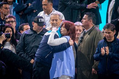 MDZol | Cristina abraza a su hijo Máximo, pero intentará romper con las diferencias que mantiene con Axel Kicillof. Foto: Noticias Argentinas