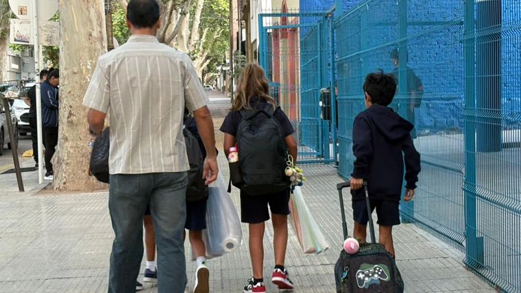 Con rutinas renovadas y vacaciones cortas, Mendoza dio inicio al ciclo primario en toda la provincia. Con rutinas renovadas y vacaciones cortas, Mendoza dio inicio al ciclo primario en toda la provincia.