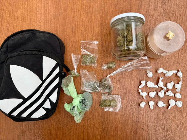 Los envoltorios de cocaína y marihuana listos para la venta secuestrados a un familiar de la niña baleada.&nbsp;