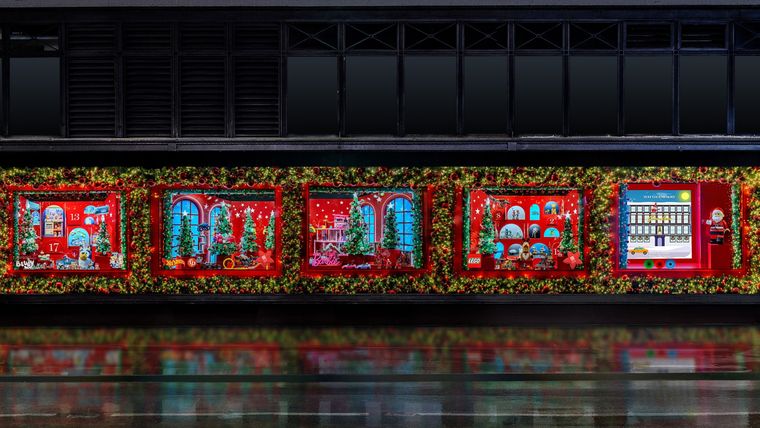 Una de las icónicas vidrieras navideñas de Nueva York a cargo de Shop Cat para la famosa tienda Macy's. Una de las icónicas vidrieras navideñas de Nueva York a cargo de Shop Cat para la famosa tienda Macy's.