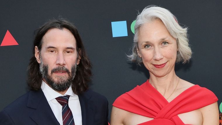 Foto: https://www.univision.com/famosos/keanu-reeves-novia-alexandra-grant-alfombra-roja-moca-gala
