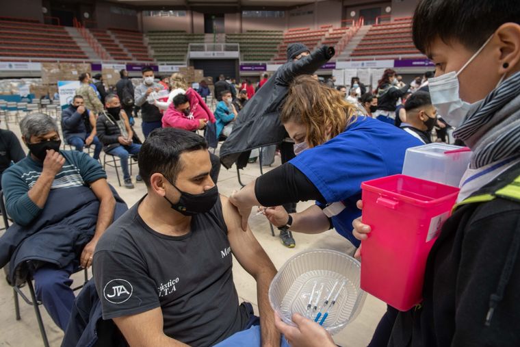 Hoy vacunaron a choferes de colectivos. Foto: Prensa Gobierno de Mendoza.