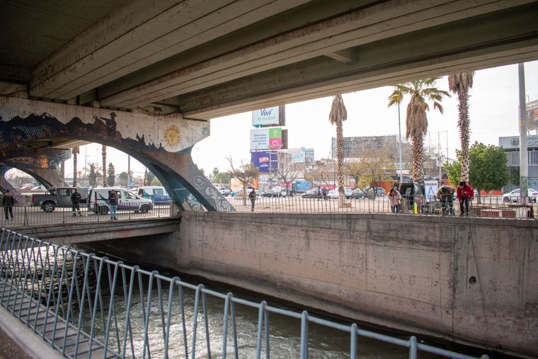 Los trabajos incluyen la limpieza del canal de ingreso, la reparación de la sala de bombeo y un rediseño paisajístico con especies de bajo consumo de agua.