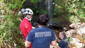 Los Bomberos de Puerto Iguazú trabajaron en el pie del Salto Mariposa donde apareció el hombre sin vida.