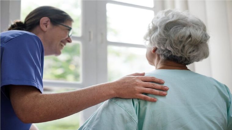 El beneficio del PAMI es para todos aquellos jubilados y pensionados que necesitan un auxiliar domiciliario. Foto: Freepik
