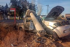 Una camioneta chocó con un transformador, el conductor se fugó y una mujer resultó herida Foto: Emilce Vargas Ferrara/MDZ