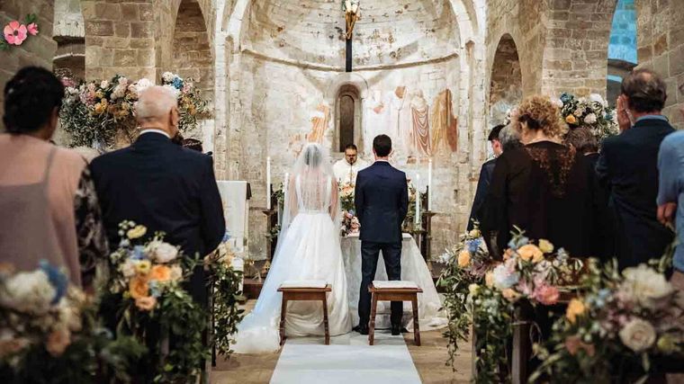Dinero, por ir a la casarse a la Iglesia católica. Foto: Getty Images.
