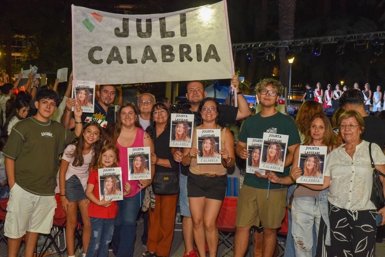 Familia y amigos de Julieta Lavizari, representante de Calabria. Familia y amigos de Julieta Lavizari, representante de Calabria.