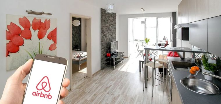 Airbnb es una plataforma mundial para alquilar casas o departamentos para personas que buscan alojamiento durante sus vacaciones. Foto: computerhoy.com