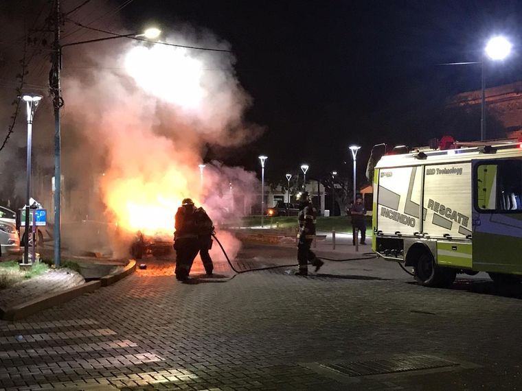 Los Bomberos actuaron rápidamente pero no pudieron evitar que se consumiera por completo la camioneta.