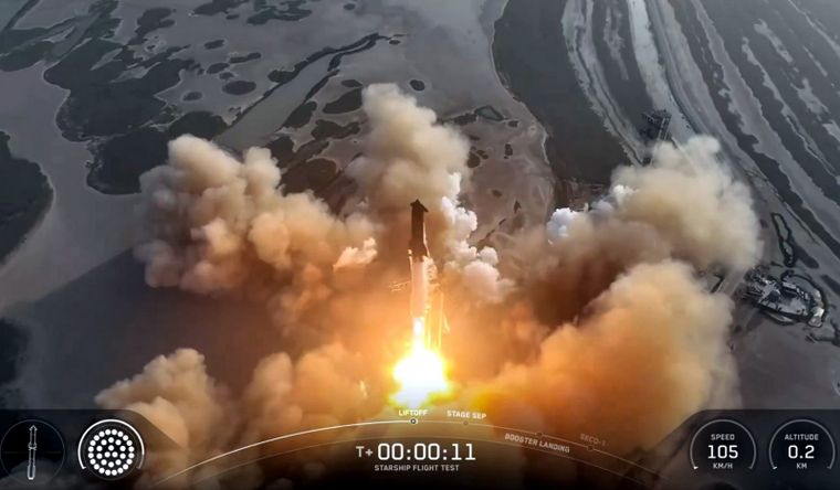 Starship despegó con un cohete propulsor Super Heavy usado, pero finalmente perdió el control. Foto: Dpa.