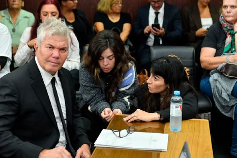 El abogado Fernando Burlando junto a Dalma y Giannina Maradona Foto: NA