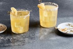 Foto: Food52 -  https://images.food52.com/YanDNMOeXVZTGoFWbP-pS9fdyKA=/1200x900/fdd2b512-c3e3-4baa-909a-353ea5d03753--2018-0829_sponsored_agave-in-the-raw_smoky-pear-and-ginger-margarita-recipe-hero_3x2_bobbi-lin_16269.jpg