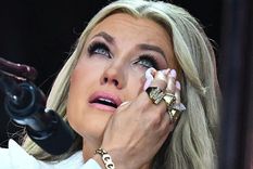 La esposa de Kirk durante el homenaje a su marido.