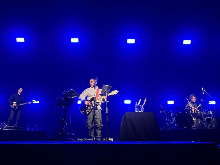 Lisandro Aristimuño regresó a los escenarios mendocinos con una propuesta íntima y profunda. Lisandro Aristimuño regresó a los escenarios mendocinos con una propuesta íntima y profunda.