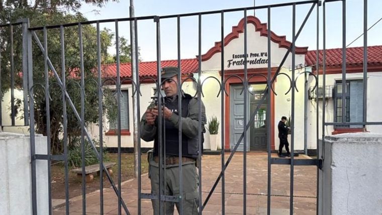 Personal de seguridad cerrando una de las tantas escuelas donde se celebraron las elecciones de Misiones
