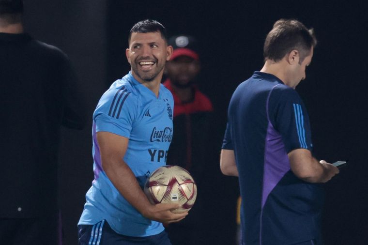 La sonrisa del Kun lo dice todo. Foto: EFE
