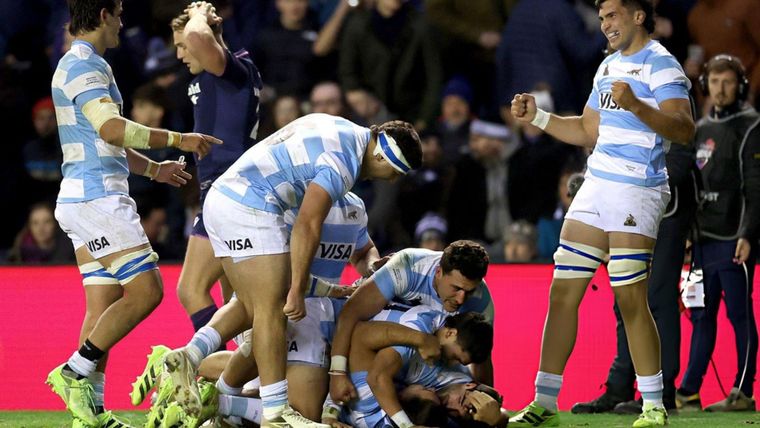 Los Pumas celebran el gran triunfo ante Escocia.&nbsp;