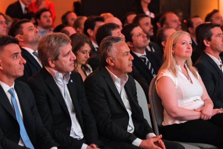 El ministro de Economía de la Nación, Luis Caputo, autorizó a la Secretaría de Hacienda a adelantar hasta $400.000 millones de coparticipación a 12 provincias, entre ellas Mendoza.