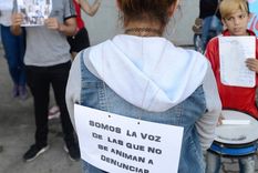 La foto de la joven de espaldas se viralizó en la red social Twitter La foto de la joven de espaldas se viralizó en la red social Twitter