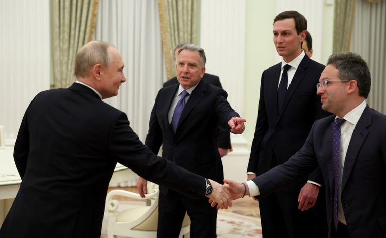 Vladimir Putin junto a los enviados estadounidenses Steven Witkoff, Jared Kushner y Josh Gruenbaum.