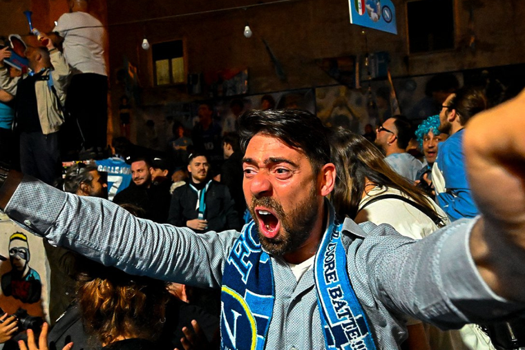 Campioni dellItalia: Así se festeja en las calles de Napoli Foto: Bleacher Report
