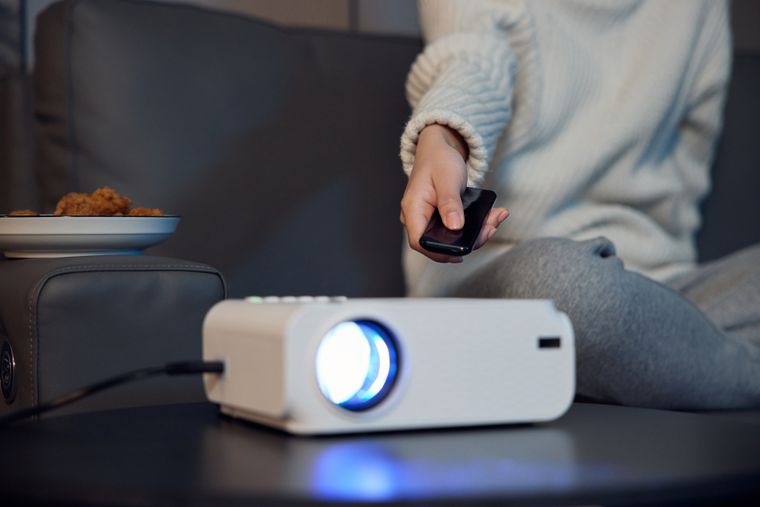 La nueva generación de proyectores para cine en casa revoluciona el entretenimiento doméstico con sistemas de iris dinámico y un brillo deslumbrante en 2026.