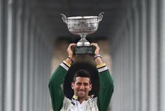 Djokovic y el trofeo de Roland Garros en París Foto: EFE