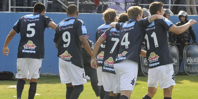 El festejo es de los jugadores de la Lepra. Foto: Alf Ponce / MDZ