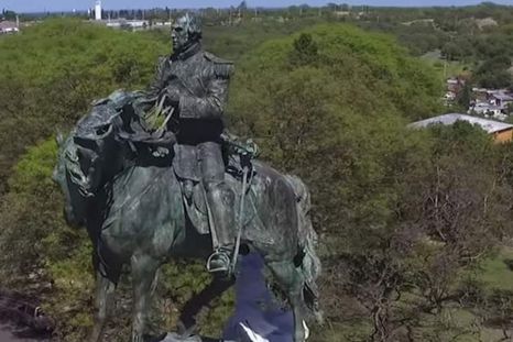 El bronce de Querol en el coronamiento del monumento El bronce de Querol en el coronamiento del monumento