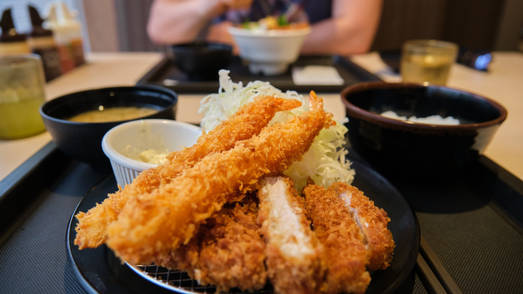 Esta receta se popularizó en restaurantes japoneses a fines del siglo XIX. Esta receta se popularizó en restaurantes japoneses a fines del siglo XIX.